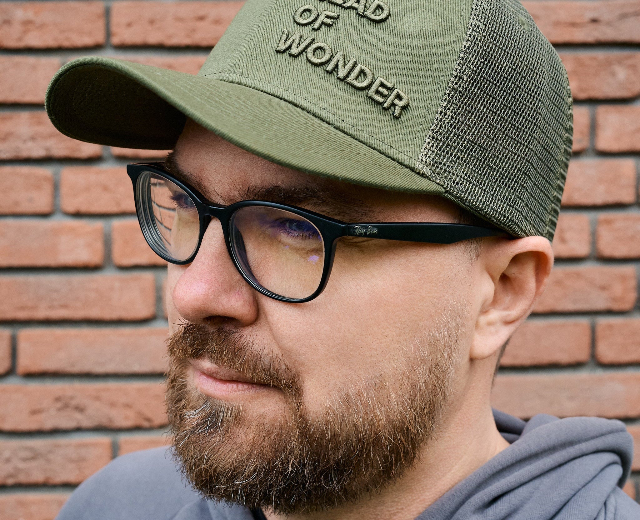 XL HEAD OF WONDER Cap Olive – Trucker Hat On Head Side